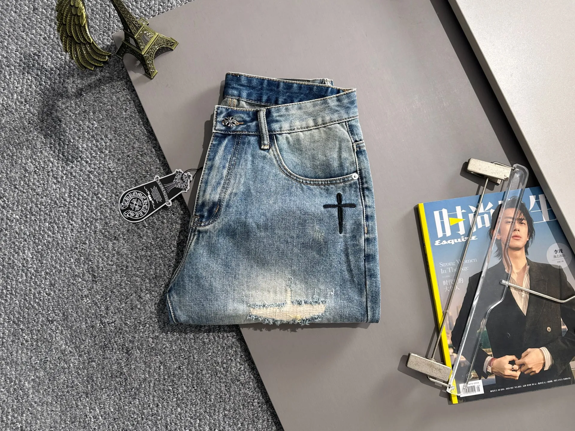 🅿️320 Croxin 2025 summer new jeans denim shorts are woven from imported Japanese Denim plain cotton denim fabrics. They are complete with three standards. The top stonewashing process makes the texture reach the old taste of the 1980s. It is soft, delicate, comfortable and breathable. The color has a modern and fashionable vicissitudes. The upper body is versatile and fashionable! Light luxury, a must-have item for daily commuting! Code number: 28-40 (please state your height and weight when placing an order)